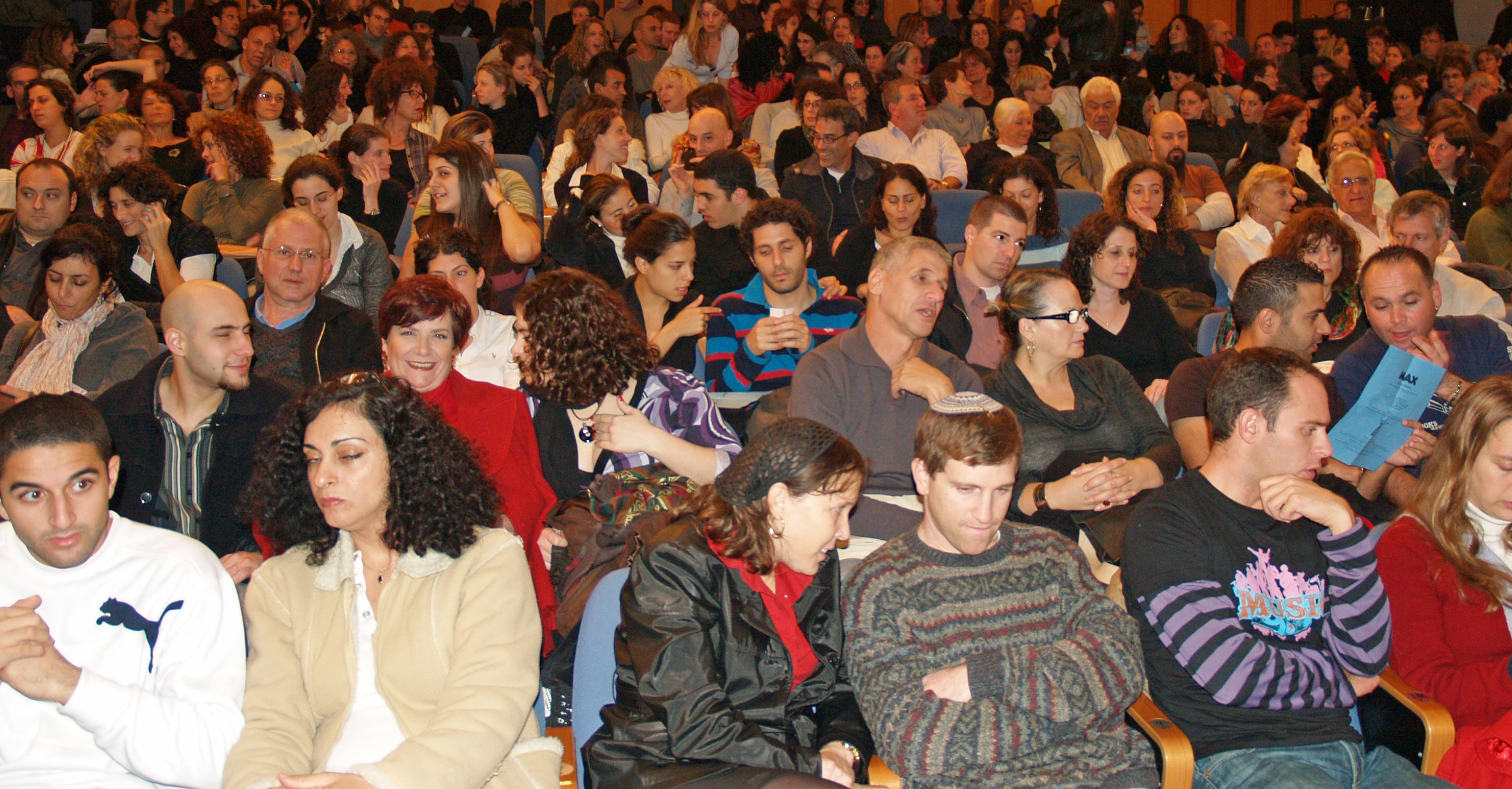 Image Batsheva_theater_crowd_in_Tel_Aviv_by_David_Shankbone.jpg of Whаt Iѕ E-Cоmmеrсе ?
